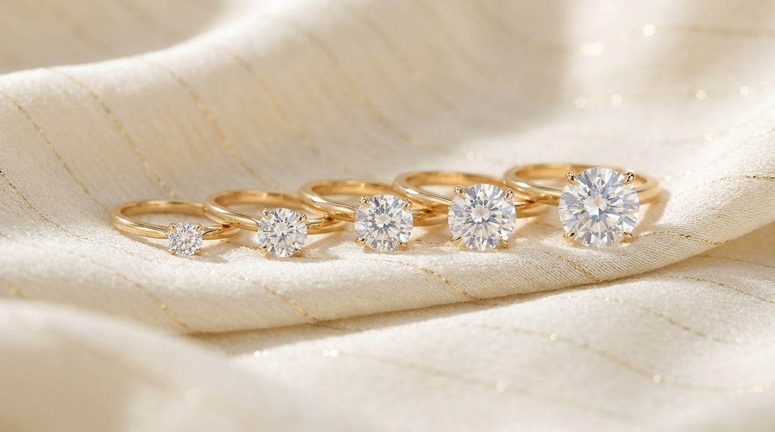 Moissanite ringen in oplopende karaatmaten op crème zijde