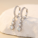 Detail zilveren moissanite hangoorbel - schitterende steentjes