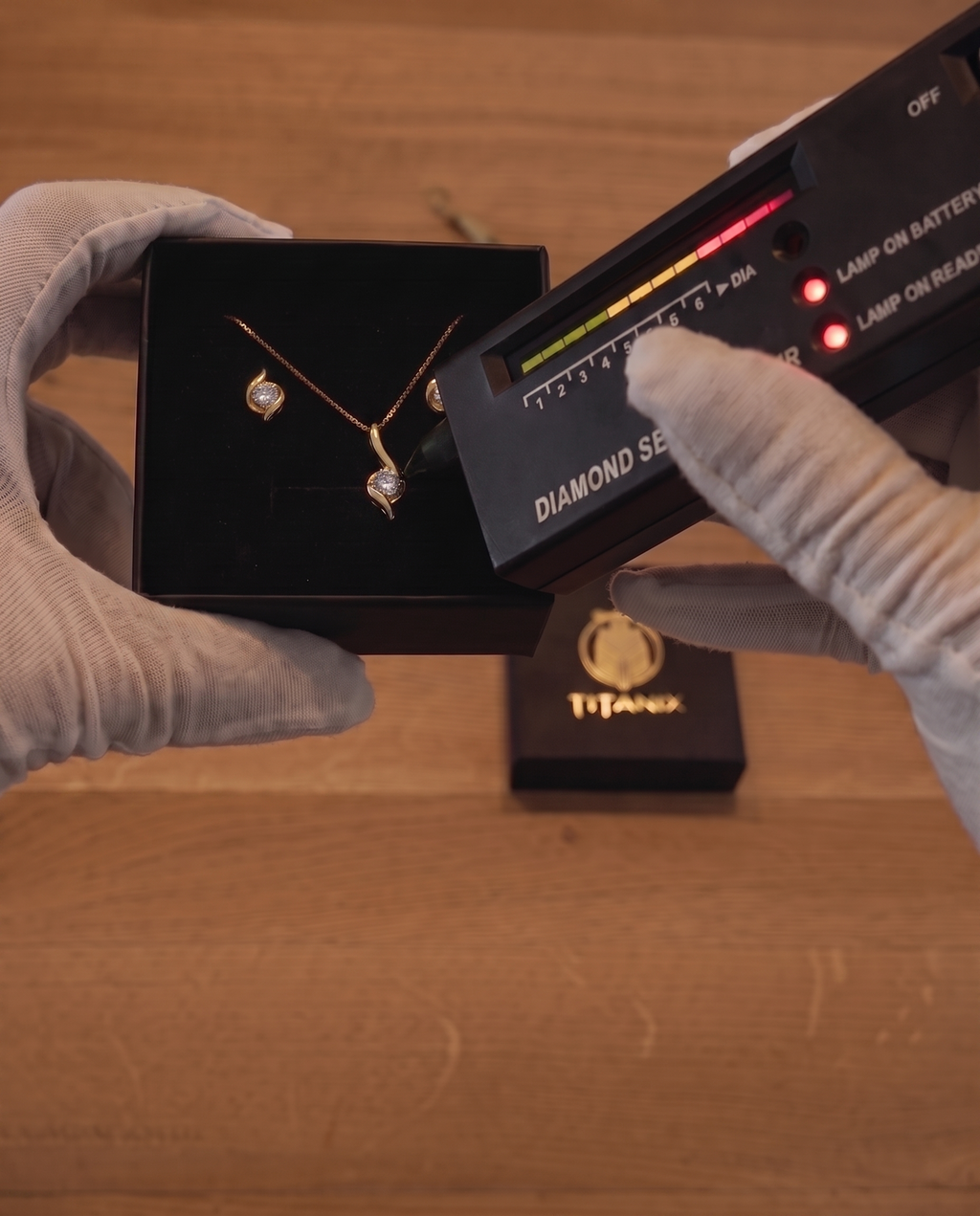 Zilveren Moissanite Sieradenset – Ketting + Oorbellen (goudverguld) – productfoto 3
