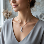 Vrouw draagt moissanite curve ketting - Titanix